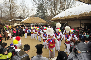 경기 용인 한국민속촌에서 농악대가 악귀와 잡신을 물리치고 마을의 안녕과 가정의 다복을 축원하는 지신밟기를 하는 모습.