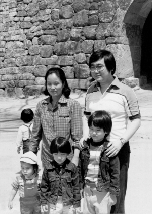 오래전 가족사진. 박혜란 이사장과 대학 연극반 선배로 만난 남편 그리고 세 아들. 첫째는 건축가, 둘째는 뮤지션, 셋째는 드라마 PD로 일하고 있다. 나무를 심은 사람들 제공