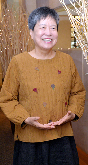 일흔이 넘어서야 일상의 새로움을 다시 느낀다는 여성학자 박혜란 이사장은 난생처음 살아보는 내일은 또 무슨 일이 일어날지 기대된다고 했다.  김낙중 기자 sanjoong@