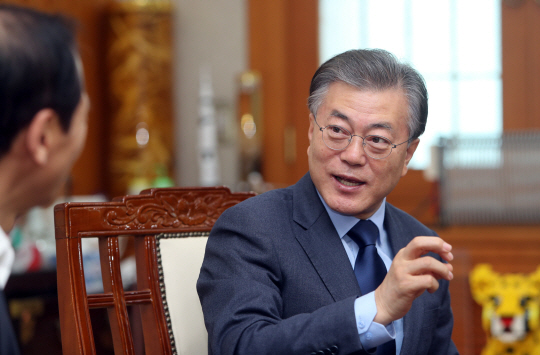 문재인 전 더불어민주당 대표가 25일 오전 강원 춘천시 도청을 방문해 최문순 강원지사와 환담하고 있다.