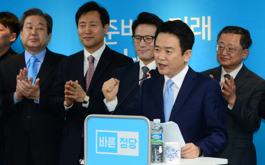남경필(오른쪽 두 번째) 경기지사가 25일 오전 여의도 바른정당에서 대선 출마를 선언하고 있다. 왼쪽부터 김무성 의원, 오세훈 전 서울시장, 정병국 대표, 남 지사, 김재경 의원.