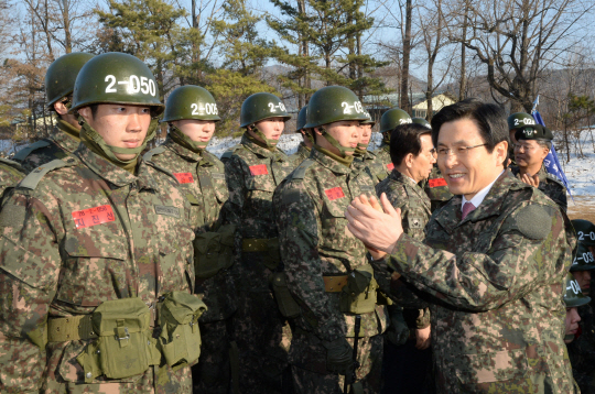 황교안(오른쪽) 대통령 권한대행 국무총리가 24일 충남 논산시 육군훈련소를 방문, 훈련병들을 격려하고 있다. 뉴시스