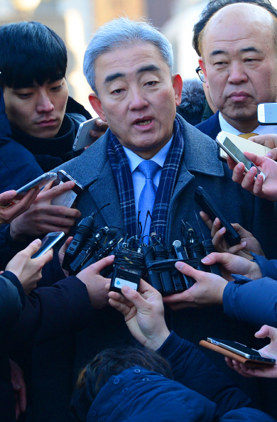 유진룡 전 문화체육관광부 장관이 25일 오전 박근혜 대통령 탄핵심판 사건 변론기일에 출석하기 위해 서울 종로구 재동 헌법재판소 대심판정으로 향하는 도중 기자들의 질문에 답하고 있다.