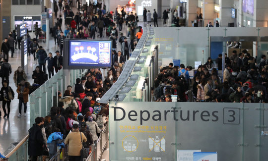 설 연휴를 앞둔 24일 인천국제공항 출국장이 해외로 나가려는 여행객들로 붐비고 있다. 올해 설 연휴 기간 하루 평균 출국자 수가 역대 최고치를 경신할 것으로 예상됐다.