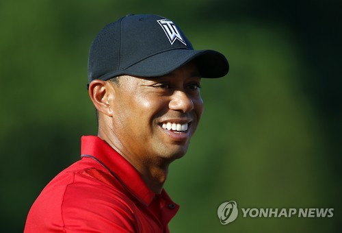 복귀전을 앞둔 기자회견 활짝 웃는 우즈.