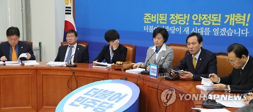(서울=연합뉴스) 더불어민주당 우상호 원내대표가 25일 오전 국회에서 열린 최고위원회의에 전날 표창원 의원이 주최한 박근혜 대통령 나체 패러디 시국비판 풍자전시회 관련 “상처받았을 국민께 죄송하다는 말씀을 드린다”고 밝히고 있다.