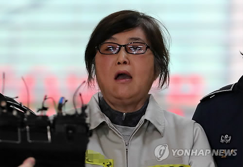 (서울=연합뉴스) ‘정신적 충격’, ‘강압 수사’ 등의 사유로 박영수 특별검사팀의 출석 요구에 6차례나 응하지 않은 ‘비선 실세’ 최순실씨가 25일 오후 체포영장이 집행돼 서울 강남구 특검 사무실에 출두하며 소리치고 있다.