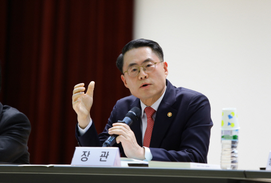 김재수 농림축산식품부 장관이 25일 열린 ‘2017년 농림축산식품분야 합동 업무계획 발표회’에서 올해를 위기의 농촌·농업이 새롭게 도약하는 원년으로 만들겠다고 강조하고 있다.