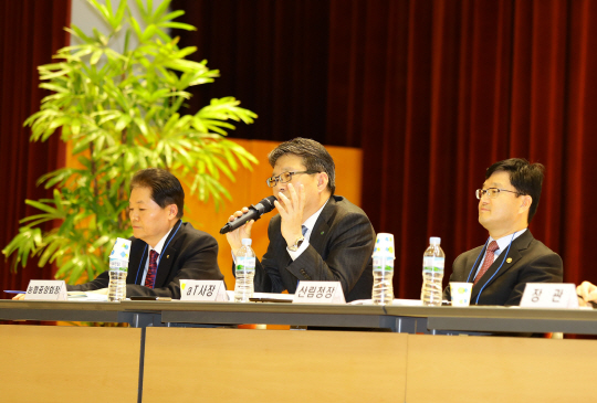 여인홍(가운데) aT(한국농수산식품유통공사) 사장이 25일 서울 중구 새문안로 농협중앙회에서 열린 ‘2017년 농림축산식품분야 합동 업무계획 발표회’ 질의 응답 시간 도중 농식품 유통에 관한 참석자의 질문에 답변하고 있다. 왼쪽은 김병원 농협중앙회장.