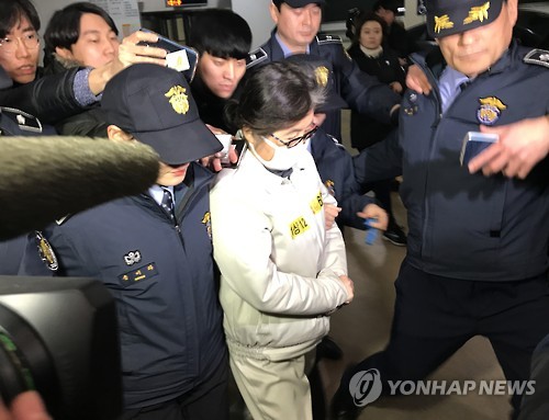 ‘비선 실세’ 최순실 씨가 26일 오후 서울 강남구 대치동 특검팀에서 조사를 마친 뒤 밖으로 나서고 있다.