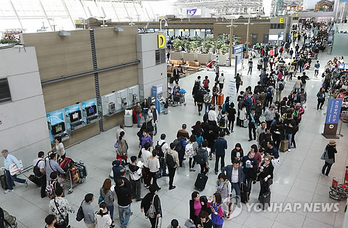 붐비는 인천공항 출국장[연합뉴스 자료사진]