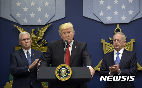 【워싱턴=AP/뉴시스】도널드 트럼프 미국 대통령(가운데)이 27일 (현지시간) 미 국방부에서 마이크 펜스 부통령(왼쪽), 제임스 매티스 국방장관이 지켜보는 가운데 연설하고 있다. 트럼프는 이날 난민들의 입국심사를 대폭 강화하는 행정명령에 서명했다.