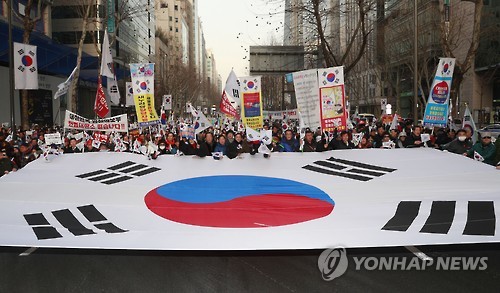 (서울=연합뉴스) 7일 오후 서울 강남구 코엑스 앞에서 열린 ‘오직 정의와 진실이 이길 수 있도록 선동과 왜곡 탄핵 기각을 위한 국민총궐기 대집회’에서 박사모를 비롯한 보수단체 회원들이 태극기를 들고 대치동 특검 사무실을 향해 행진하고 있다. 2017.1.7