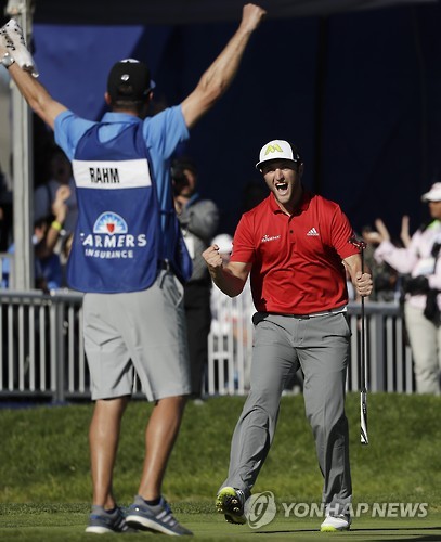 18번 홀 이글 후 환호하는 람(오른쪽). [AP=연합뉴스]