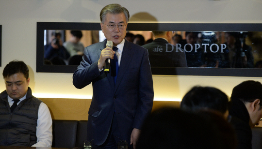 문재인(오른쪽) 전 더불어민주당 대표가 31일 오전 서울 여의도 한 커피숍에서 열린 민주당 출입기자단 간담회에서 모두 발언을 하고 있다.