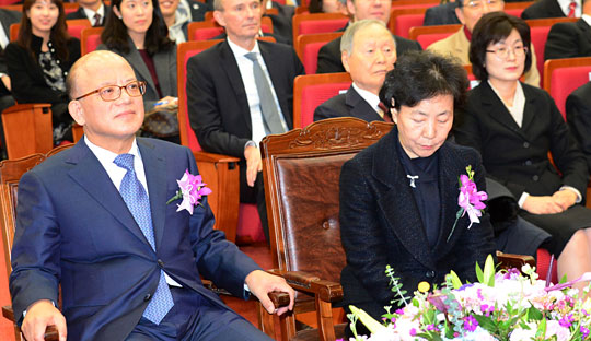 31일 퇴임하는 박한철(왼쪽) 헌법재판소장이 이날 오전 서울 종로구 재동 헌법재판소 대강당에서 열린 퇴임식에서 부인 윤복자 씨와 나란히 앉아 있다. 2월 1일부터 이정미(뒷줄 오른쪽)재판관이 헌재소장 권한대행을 맡게 된다.