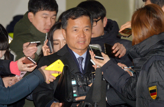 유재경 주미얀마대사가 미얀마 공적원조개발사업에 최순실 씨가 개입했다는 의혹과 관련해 31일 오전 참고인 신분으로 서울 강남구 대치동 박영수 특별검사 사무실로 출두하고 있다.