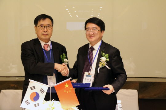 이종욱(왼쪽) 대웅제약 부회장이 지난 1월 19일 중국 선양시를 방문, 정무생 중국 선양약대 부총장과 오픈 컬래버레이션 양해각서(MOU)를 체결하고 있다.