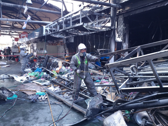 지난 1월 15일 불이 난 여수시 여수수산시장에서 철거업체 직원들이 21일 화재 잔해물 제거 작업을 하고 있다.