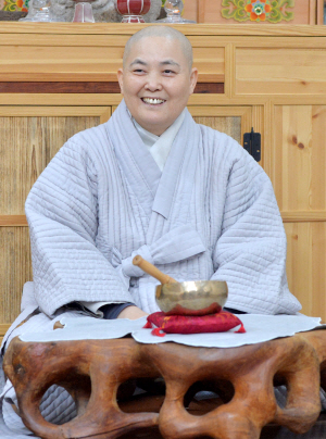 서울 종로구 평창동 한국명상심리상담연구원에서 만난 서광 스님은 “명상은 우리 자신의 스승이 돼가는 길”이며 “무아의 관점에서 가슴을 열고 우리 자신에 대해 배우는 것”이라고 말한다. 김낙중 기자 sanjoong@