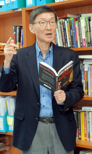 안세영 서강대 국제대학원 교수가 지난 1월 24일 서울 마포구 서강대 국제대학원 연구실에서 도널드 트럼프 미국 대통령의 협상 전략과 우리 정부의 효과적인 대응 전략 등에 대해 이야기하고 있다.  김낙중 기자 sanjoong@