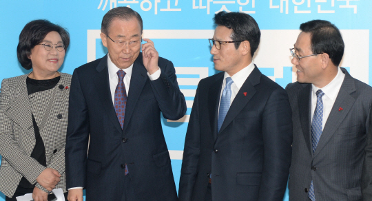 반기문(왼쪽 두 번째) 전 유엔 사무총장이 1일 오전 바른정당 여의도 당사를 찾아 정병국(〃 세 번째) 대표 등 지도부와 이야기를 나누고 있다. 왼쪽부터 이혜훈 최고위원, 반 전 총장, 정 대표, 주호영 원내대표.  김선규 기자 ufokim@