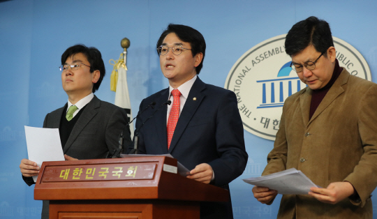 박용진(가운데) 더불어민주당 의원이 1일 오전 국회 정론관에서 자사주를 이용해 대주주의 지배력 강화를 막는 상법개정안의 2월 임시국회 통과를 촉구하고 있다.