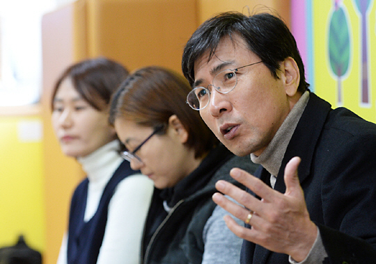안희정(오른쪽) 충남지사가 31일 충남도청 어린이집에 자녀를 맡긴 부모들과 만나 보육정책에 대해 대화하고 있다. 연합뉴스