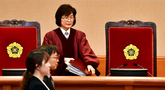1일 오전 헌법재판소장 권한대행으로 선출된 이정미 헌법재판관이 ‘8인 재판관 체제’로 처음 진행된 박근혜 대통령 탄핵심판 사건 10차 변론기일 재판정에 들어서고 있다.  사진공동취재단