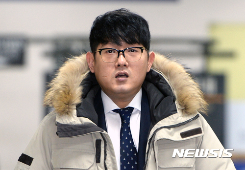 【서울=뉴시스】비선실세 최순실씨와 안종범 전 청와대 정책조정수석의 제8차 공판이 열린 31일 오후 서울 서초구 서울중앙지방법원에서 박헌영 K스포츠재단 과장이 법정에 증인으로 출석하고 있다.
