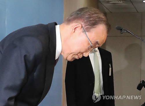 반기문 전 유엔사무총장이 1일 오후 서울 여의도 국회 정론관에서 대선 불출마 기자회견을 한 뒤 인사하고 있다.