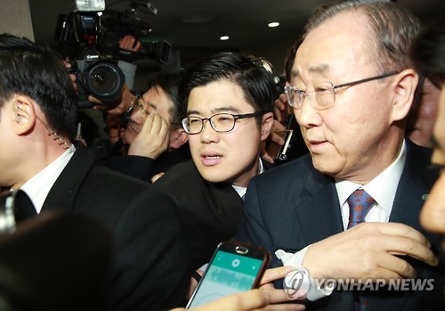 반기문 전 유엔 사무총장이 1일 오후 서울 여의도 국회 정론관에서 대선 불출마 선언을 한 뒤 국회를 빠져 나가고 있다.