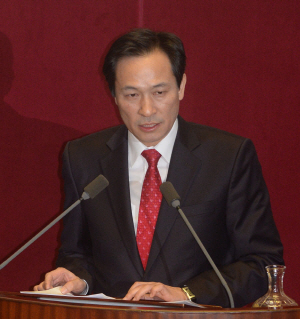 우상호 더불어민주당 원내대표가 2일 오전 국회 본회의장에서 교섭단체 대표연설을 하고 있다. 김선규 기자 ufokim@