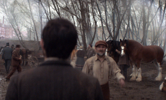 오는 6일(한국시간) 열리는 제51회 NFL 슈퍼볼의 버드와이저 TV 광고의 한 장면. 공동 창립자인 아돌푸스 부시(사진 왼쪽 뒷모습)가 미국에 도착하는 장면이다.