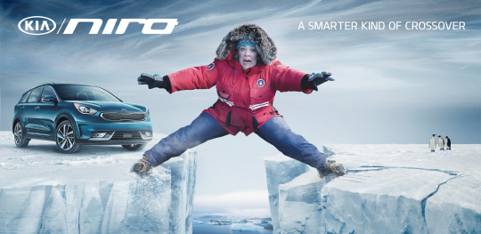 오는 6일(한국시간) 열리는 제51회 NFL 슈퍼볼의 기아차 TV 광고의 한 장면. 할리우드 유명 여배우 멜리사 매카시가 모델로 기용됐다.