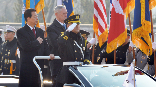제임스 매티스(가운데) 미국 국방장관이 한·미 국방장관 회담에 앞서 3일 오전 서울 용산 국방부 연병장에서 한민구 국방장관과 함께 국군 의장대를 사열하고 있다.