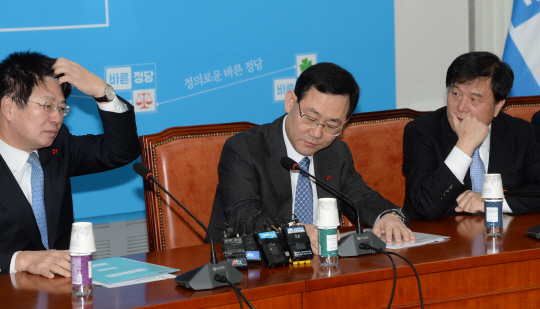 바른정당 이종구(왼쪽부터) 정책위의장, 주호영 원내대표, 이진복 의원이 3일 오전 국회 당 회의실에서 지난 1월 창당 이후 처음 열리는 원내대표회의를 준비하고 있다.