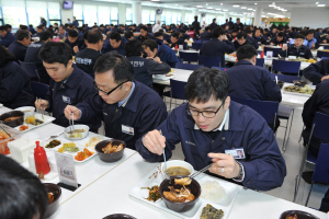 현대자동차 울산공장 직원들이 2일 울산 북구 양정동 사내식당에서 점심 메뉴로 제공된 닭고기 요리를 먹고 있다.  현대자동차 제공
