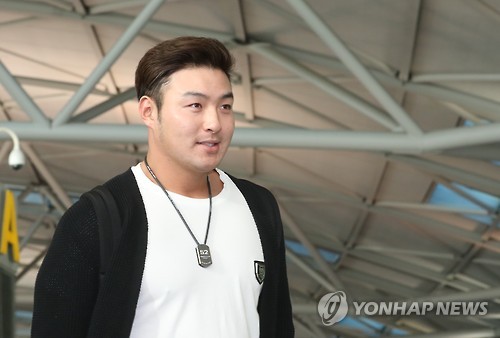 (영종도=연합뉴스) 미국프로야구 메이저리그에서 2년 차 시즌을 맞이할 미네소타 트윈스 박병호가 개인훈련과 팀 스프링캠프 참가를 위해 2일 오전 인천공항을 통해 출국하고 있다.
