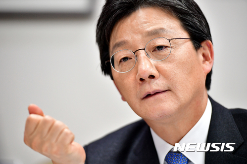 【서울=뉴시스】유승민 바른정당 의원이 2일 오후 서울 여의도 국회 의원회관 의원실에서 뉴시스와 인터뷰를 하고 있다.