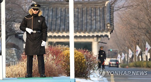 (서울=연합뉴스) 특검이 청와대 압수수색에 나선 3일 오전 청와대 주변에 긴장감이 흐르고 있다.