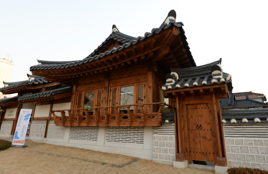 지난해 9월 서울 종로구 창덕궁 앞쪽에 들어선 서울돈화문국악당. 단층 한옥 형태의 이 국악당은 문밖의 시끄러운 도시와는 다른 세상에 온 것 같은 편안한 느낌을 주고 있다.   곽성호 기자 tray92@