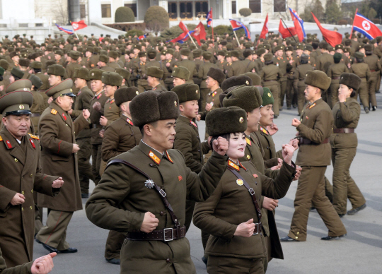북한 군인들이 7일 인민무력성 무도회에서 정규군 창설 69주년(2월 8일)을 기념해 집단 군무를 펼치고 있다. 조선중앙통신은 8일 황병서 인민군 총정치국장이 “우리의 자주권과 존엄을 털끝만큼이라도 건드리려 한다면 무자비한 선제타격으로 침략의 본거지들을 불마당질해 버리겠다”고 밝혔다고 전했다.