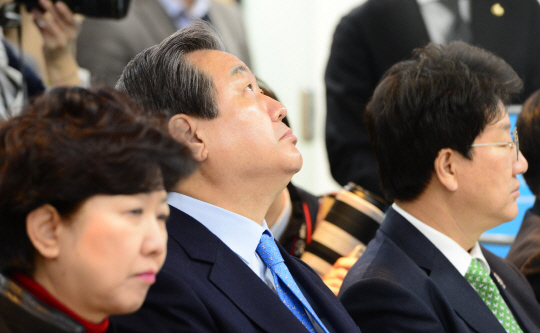 김무성(가운데) 바른정당 의원이 8일 오전 서울 여의도 당사에서 열린 의원 회의에서 천장을 바라보며 생각에 잠겨 있다.