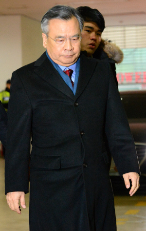 ‘비선 실세’ 최순실 씨의 국정농단 사건을 수사 중인 박영수 특별검사가 8일 오전 굳은 표정으로 서울 강남구 대치동 특검 사무실로 출근하고 있다.