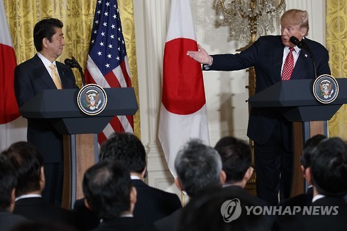 정상회담 후 기자회견하는 아베(왼쪽)와 트럼프[AP=연합뉴스 자료사진]