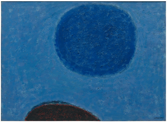 1960년대에 제작된 김환기의 산월(72.7㎝×100㎝). 달항아리의 둥근 선을 연상시키는 짙푸른 달이 산 위에 떠 있다. 개인소장.