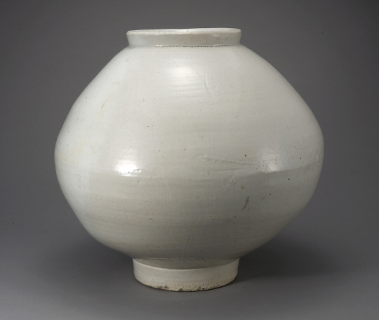 일제강점기에 일본에 건너갔다가 2007년 3월 환수 문화재로 돌아온 백자달항아리(높이 48.2㎝×지름 50㎝). 개인소장.