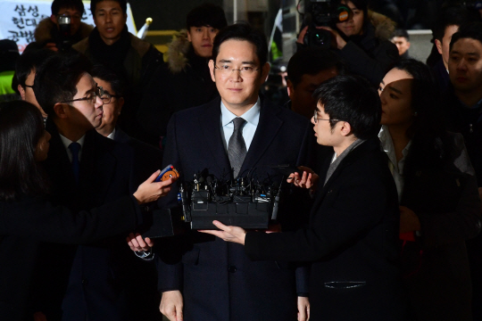 이재용(가운데) 삼성전자 부회장이 13일 오전 서울 강남구 대치동 박영수 특별검사팀 사무실로 들어서며 기자들의 질문을 받고 있다. 이 부회장의 특검 출석은 지난달 12일 첫 소환 조사 이후 32일 만이며 같은 달 19일 구속영장이 기각된 이후 25일 만이다.