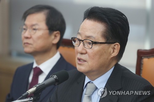 (전주=연합뉴스) 13일 오전 전북 전주시 완산구 전북도의회에서 열린 ‘국민의당 전북 지역 순회 최고위원회의’에서 박지원 대표가 발언하고 있다.